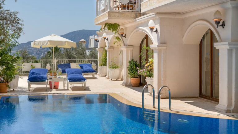 Oasis Hotel & Suites